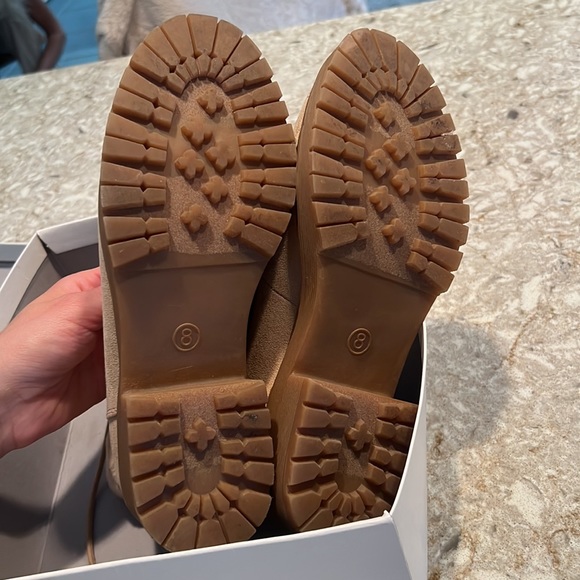 Like New tan women’s size 8 furry booties - Picture 8 of 8